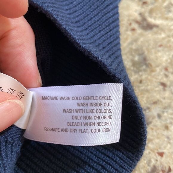 Old Navy V-neck Pull Over Navy Blue Sweater - Picture 5 of 5